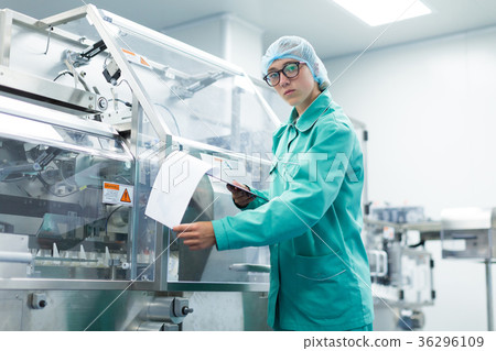 the operator controls the machine in the factory 36296109