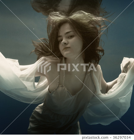 Portrait of a girl under the water Portrait of a girl under the water 36297034