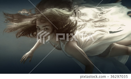 Portrait of a girl under the water 36297035