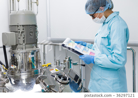 Inspector in the production control process 36297121