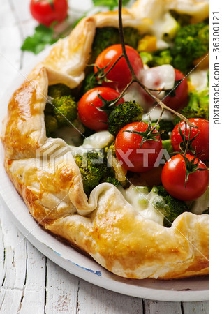 Vegetarian tart with broccoli 36300121
