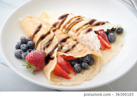 crepe with strawwberry and blueberry 36300185