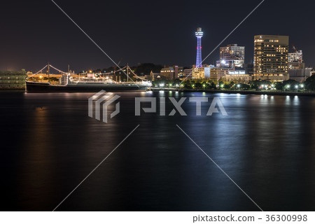 橫濱港Hikawamaru和海洋塔在晚上 橫濱港Hikawamaru和海洋塔在晚上 36300998