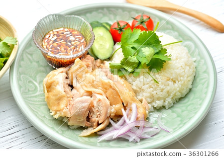 泰國菜，民族食品，海南雞飯，考曼蓋伊。與Pakchi一起服務。 36301266