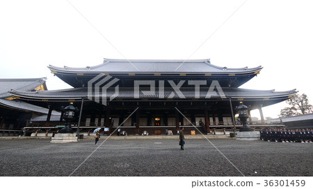 Higashi Honganji and autumn leaves 36301459