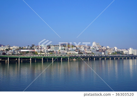 從漢江公園看的Yakusudong都市風景 從漢江公園看的Yakusudong都市風景 36303520