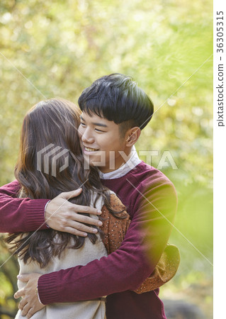 夫妻,情侶,擁抱 夫妻,情侶,擁抱 36305315