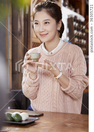 Young woman, teahouse Young woman, teahouse 36305721