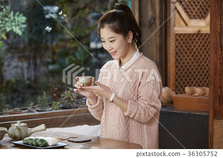 年輕的女人,茶館 年輕的女人,茶館 36305752