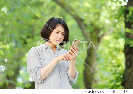 新綠色女智能手機 36311474