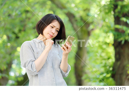新綠色女智能手機 36311475