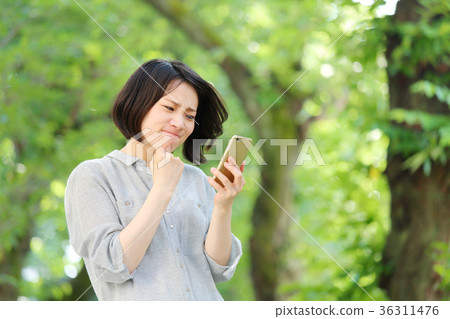 新綠色女智能手機 36311476