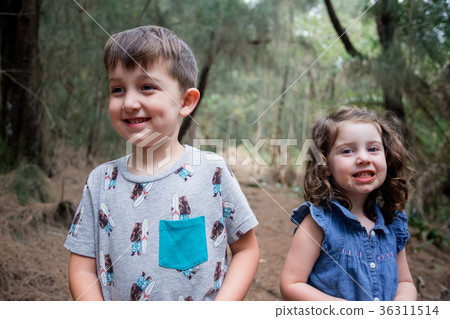 Lifestyle Portrait of Siblings Hiking Lifestyle Portrait of Siblings Hiking 36311514