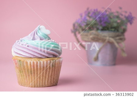 Purple lavender cupcake with lavender 36313902