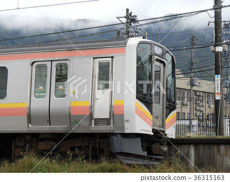 New trains in Niigata active under the sea of clouds 36315163