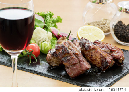 Spare ribs and vegetable salad 36315724