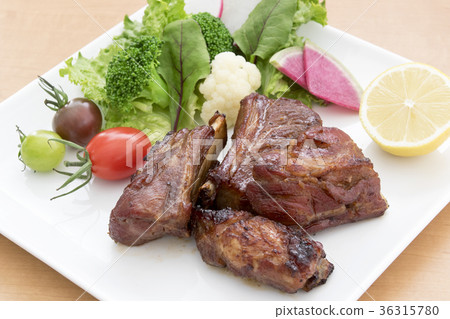 排骨和蔬菜沙拉 36315780