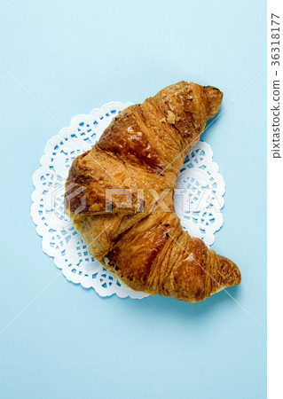 French doily croissant French doily croissant 36318177