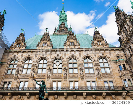 Rathaus (Town Hall) from courtyard in Hamburg 36324509