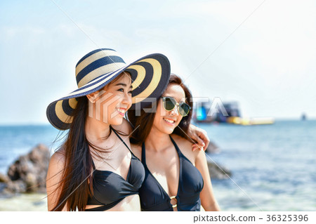 Beautiful woman wearing a swimsuit playing in the beach. 36325396