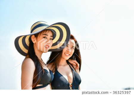 Beautiful woman wearing a swimsuit playing in the beach. 36325397