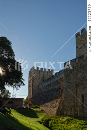 Walls of Sao Jorge castle in rays of evening sun Walls of Sao Jorge castle in rays of evening sun 36325729