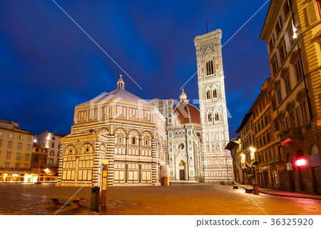 Palazzo Vecchio in the mornng in Florence, Italy 36325920