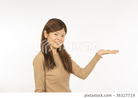 給指導的年輕日本婦女 給指導的年輕日本婦女 36327719