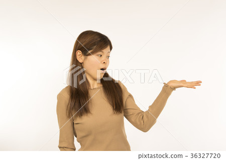 驚訝的年輕日本女人 驚訝的年輕日本女人 36327720
