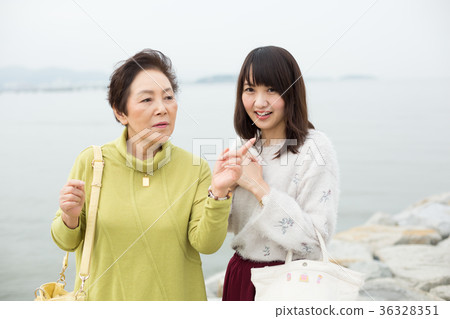 Parent and child mother and daughter travel Parent and child mother and daughter travel 36328351