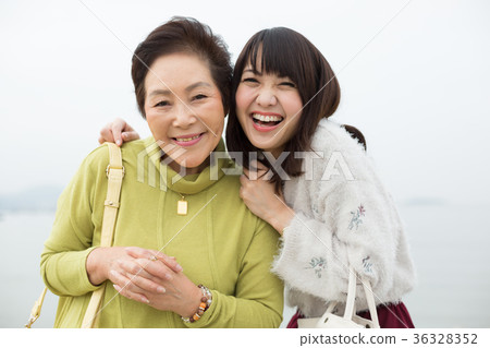 Parent and child mother and daughter travel 36328352