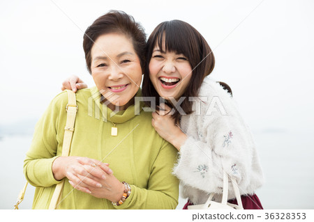 Parent and child mother and daughter travel 36328353