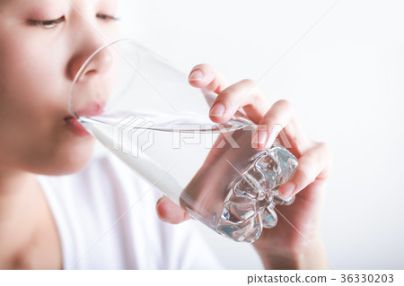 Female model holding glass in her ha 36330203