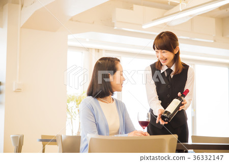 Sommelier Customer Wine Restaurant Woman 36332147