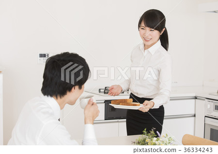 工作的夫婦吃早餐 工作的夫婦吃早餐 36334243