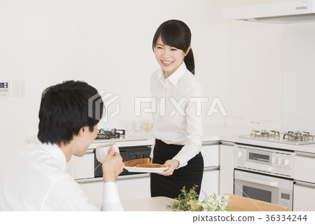 工作的夫婦吃早餐 工作的夫婦吃早餐 36334244