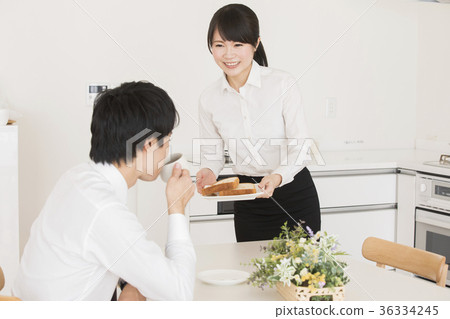 工作的夫婦吃早餐 工作的夫婦吃早餐 36334245