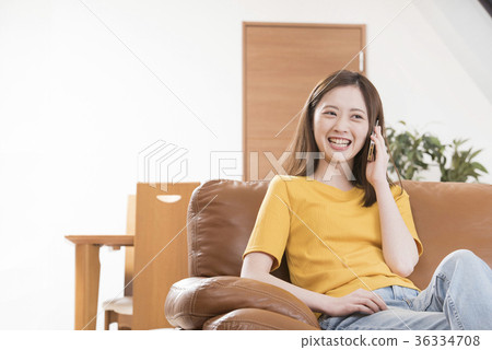 在家演奏在沙發居住的少婦手機 在家演奏在沙發居住的少婦手機 36334708