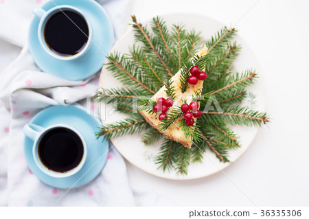 cake decorated Christmas tree branches and berries 36335306