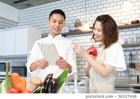 年輕的家庭，夫妻，新的生活 36337486