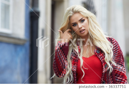 Young smiling blonde hair woman on the city streets on sunny day 36337751
