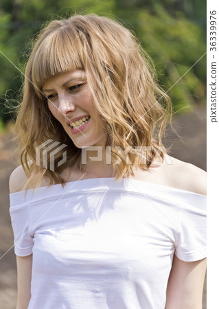 Young woman with blond hair 36339976