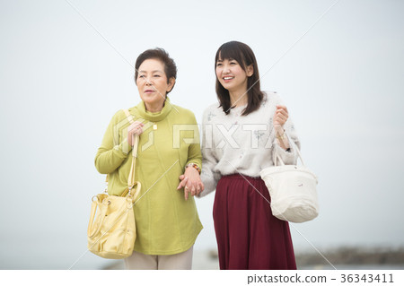 父母和孩子的母親和女兒旅行 父母和孩子的母親和女兒旅行 36343411