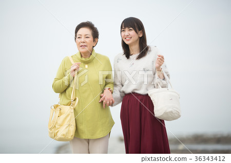 父母和孩子的母親和女兒旅行 36343412