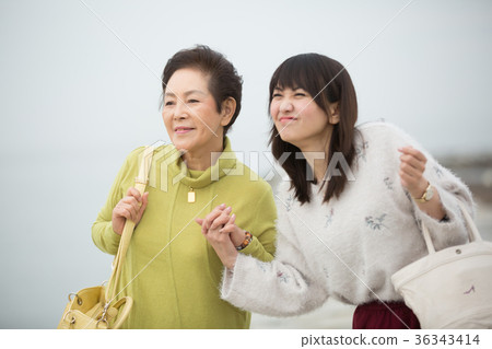 父母和孩子的母親和女兒旅行 父母和孩子的母親和女兒旅行 36343414