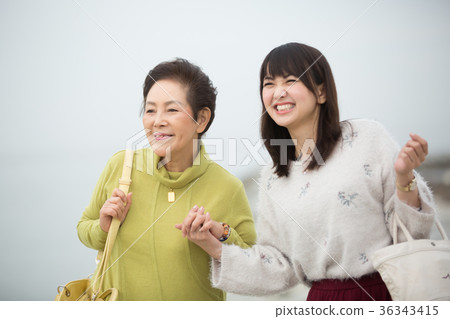 父母和孩子的母親和女兒旅行 父母和孩子的母親和女兒旅行 36343415