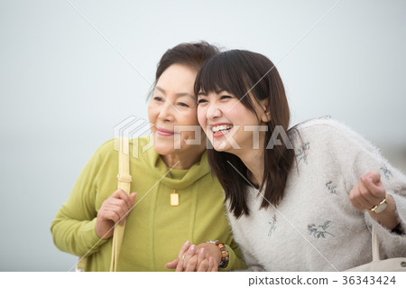 父母和孩子的母親和女兒旅行 36343424