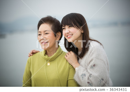 父母和孩子的母親和女兒旅行 父母和孩子的母親和女兒旅行 36343431