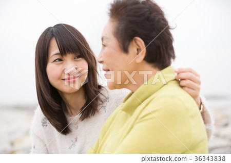 父母和孩子的母親和女兒旅行 父母和孩子的母親和女兒旅行 36343838