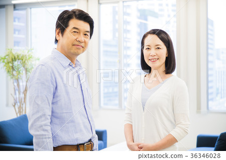 夫妻家庭中間夫婦 36346028